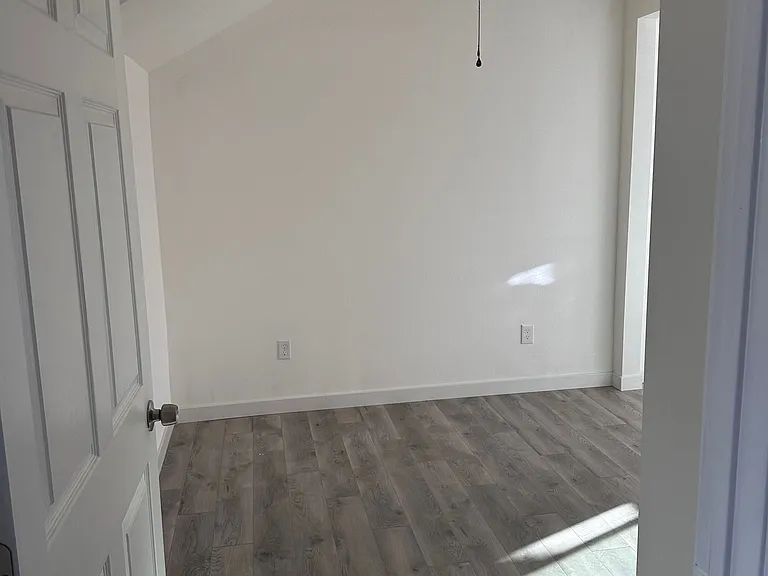 13950 Hesperia Rd #5 — Photo 11