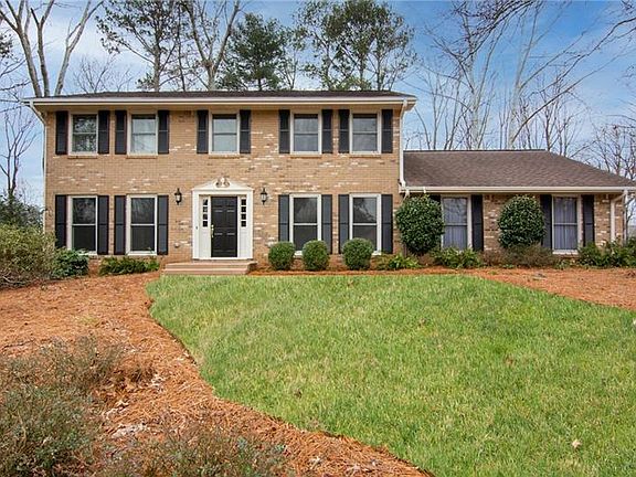 3rd image of 326 Autumn Ln SE