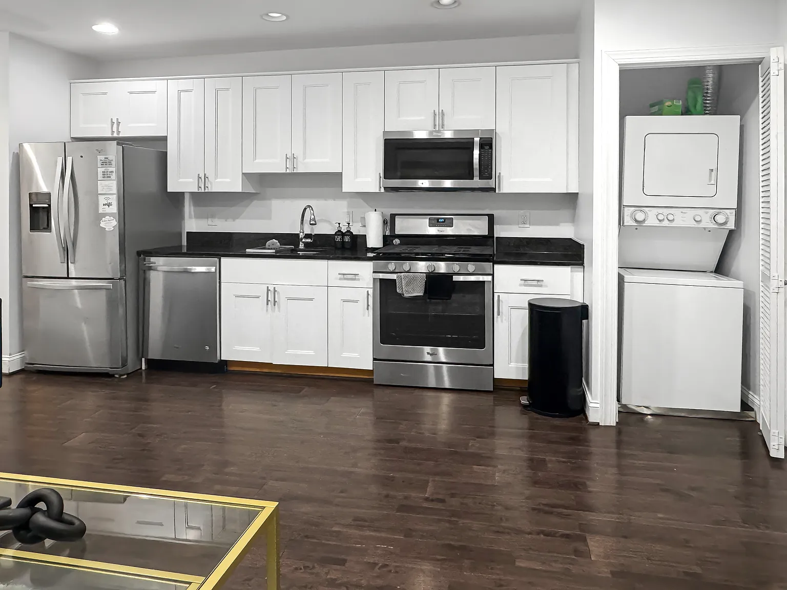 2 bed, 824 sqft, $2,550 — Photo 2