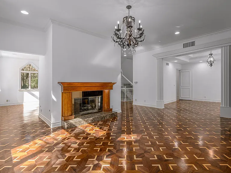 2334 Benedict Canyon Dr — Photo 5
