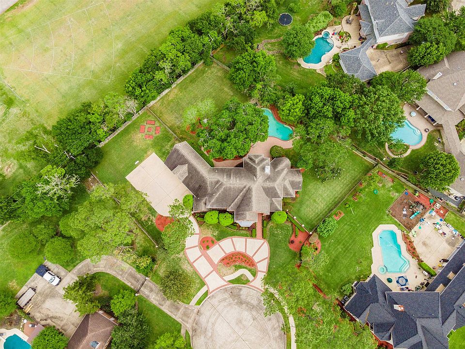 1st image of 470 Fox Run Ln
