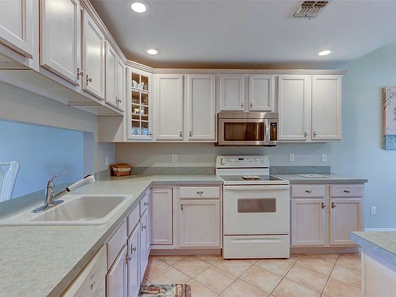 4th image of 14 Scarborough Dr