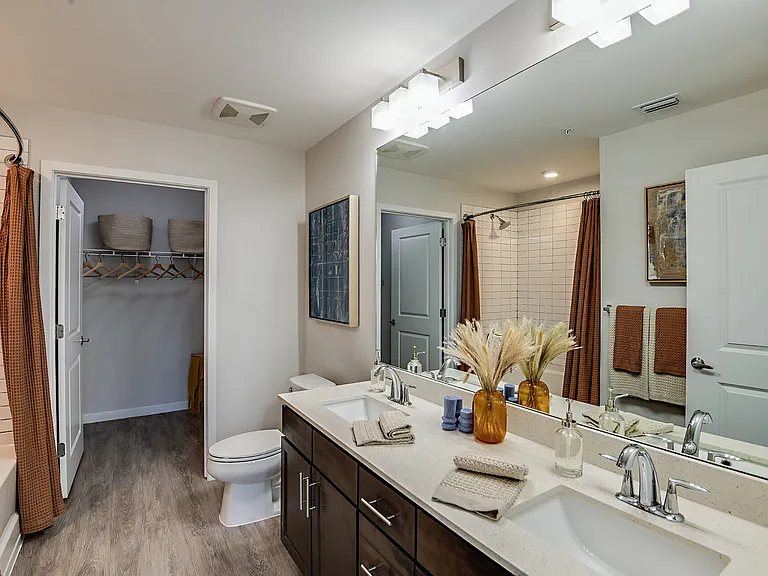 Lago Apartments — Photo 31