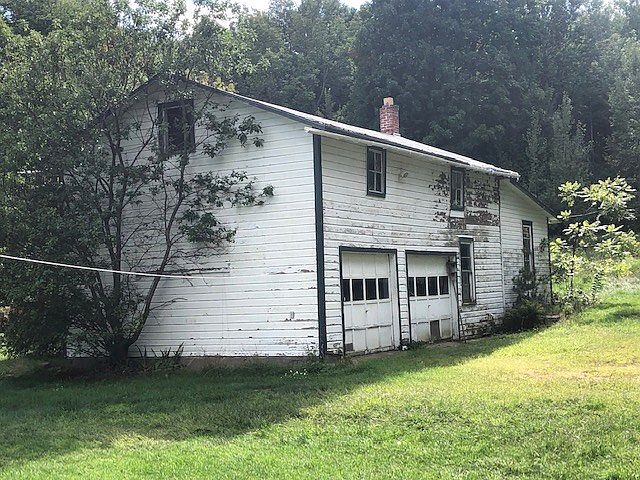 2nd image of 123 Lake St