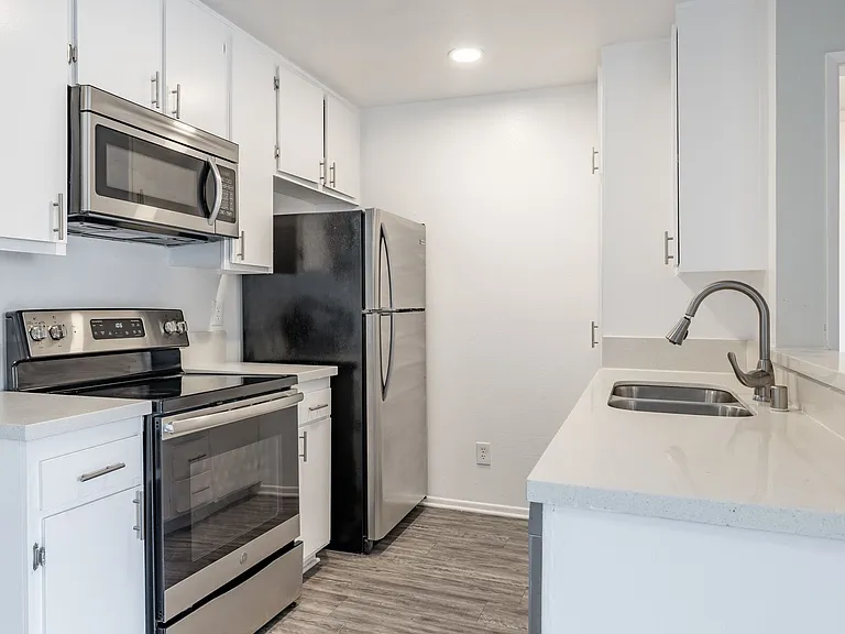 4444 Ensign Avenue — Photo 9