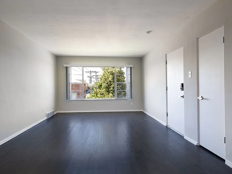Lindenwood Heights Apartments — Photo 12