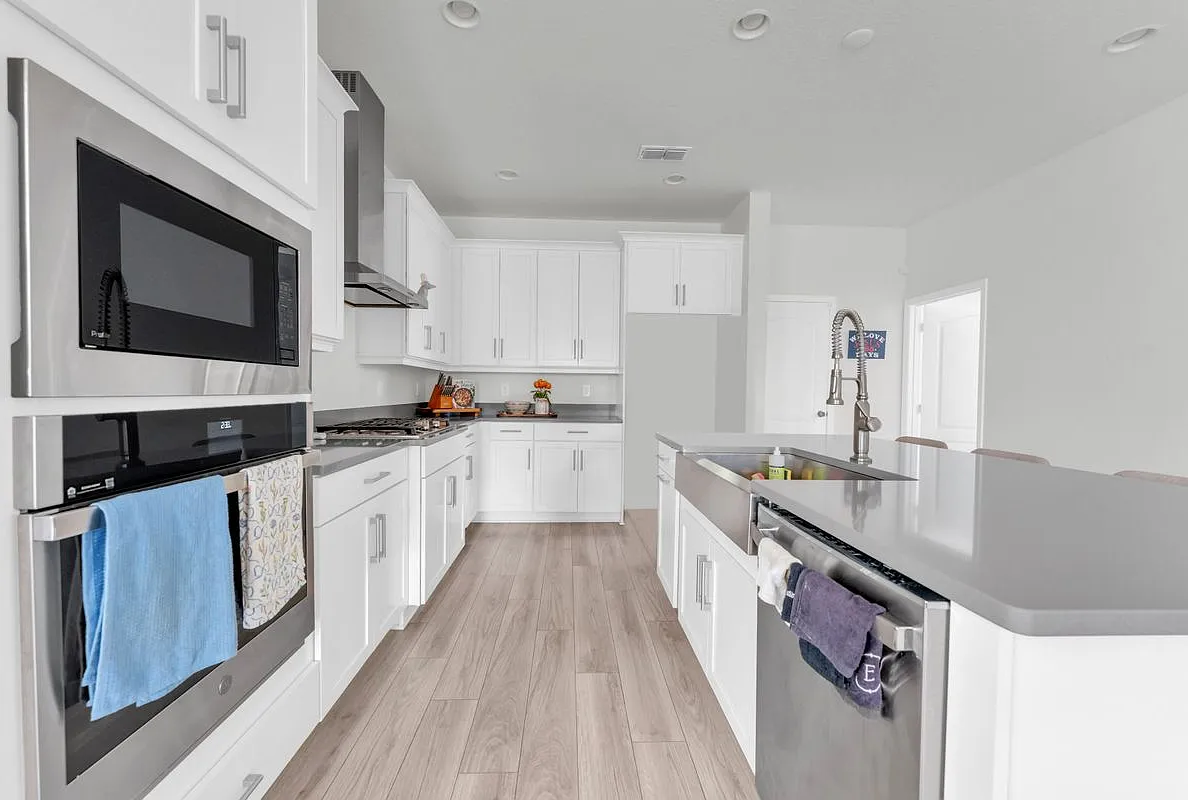 3 bed, 3.0 bath, 2322 sqft, $3,200 — Photo 3