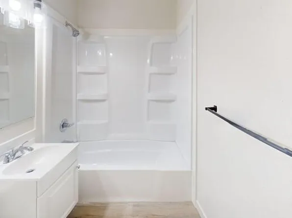 106 Division St NW, Mandan, ND 58554