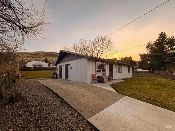 1214 3rd St, Asotin, WA 99402