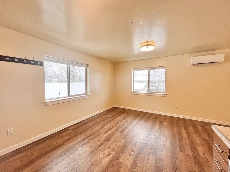 181 E Tall Fir Ct #D — Photo 4