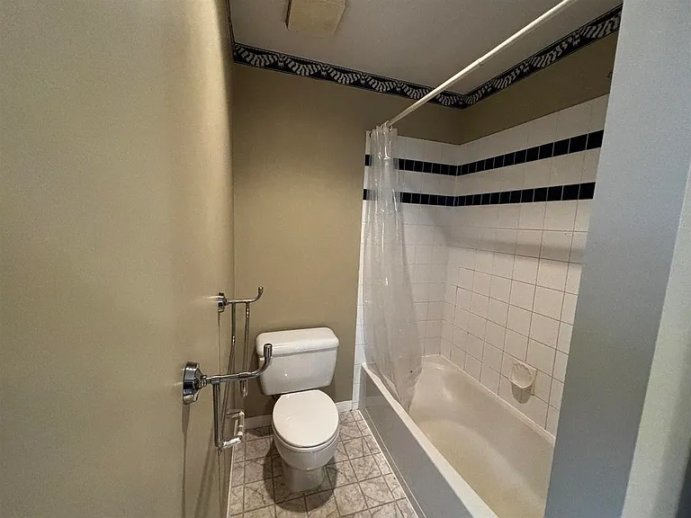 1605 Salal Cres — Photo 21