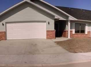 424 Woodland Dr, Grand Island, NE 68801