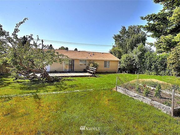 Enjoy the large backyard. Plenty of space for fun BBQ evenings.