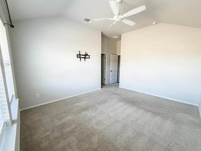 139 Lyndon Dr — Photo 14