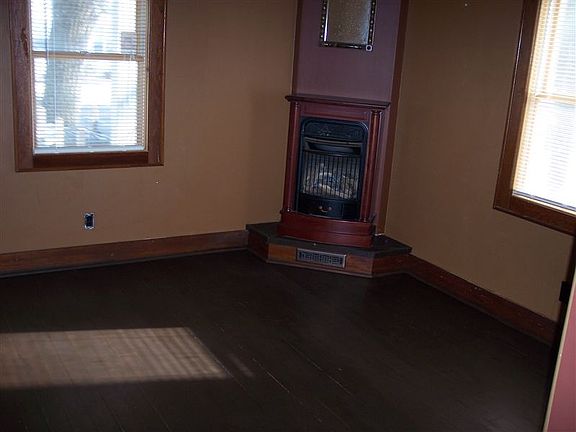 704 WAYNE Dining Room with Gas Fireplace