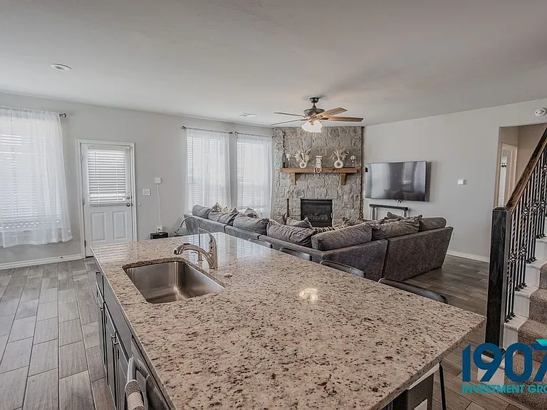 2501 Caden Ct — Photo 9