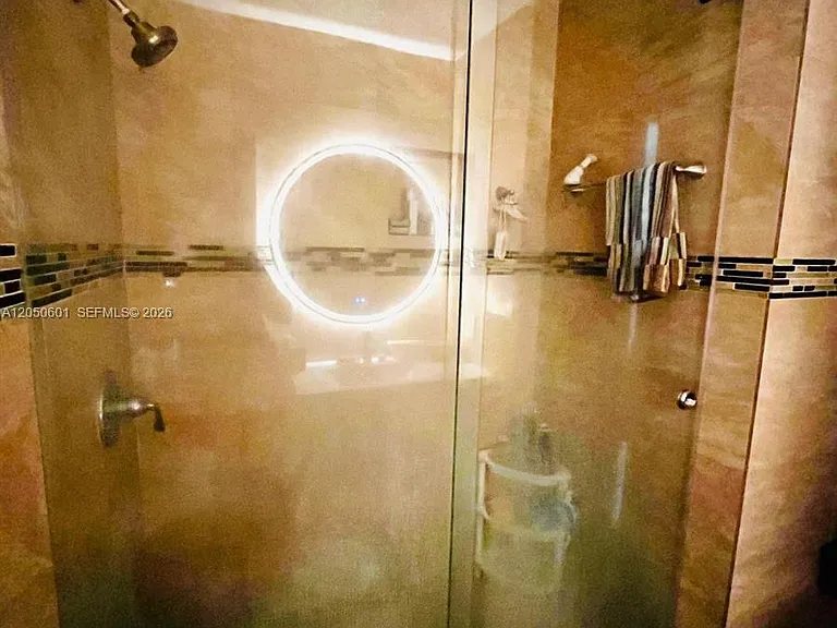520 NE 38th St #15 — Photo 5