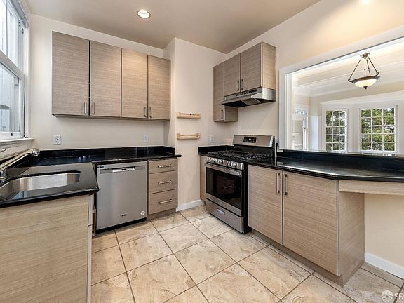 5th image of 376 Frederick St #372