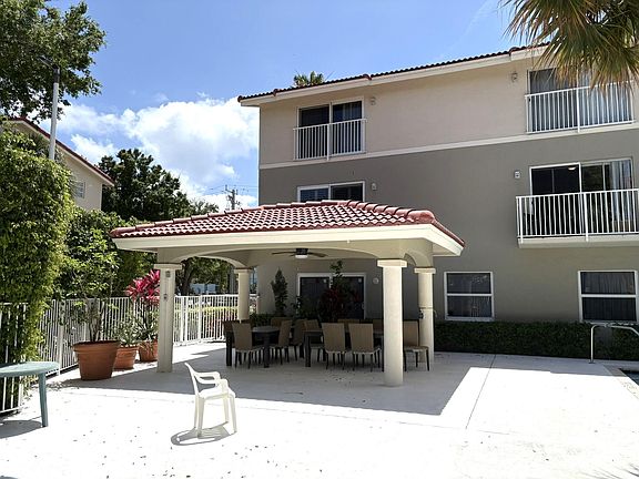 4th image of 2501 NE 14th Street #301