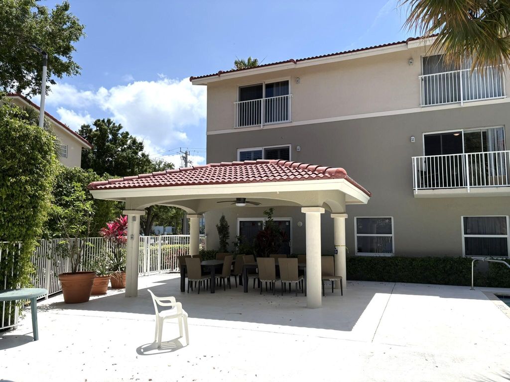 2501 NE 14th Street #301, photo 4