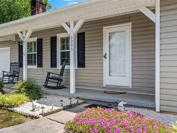 2295 Winterberry Dr, Winston Salem, NC 27106