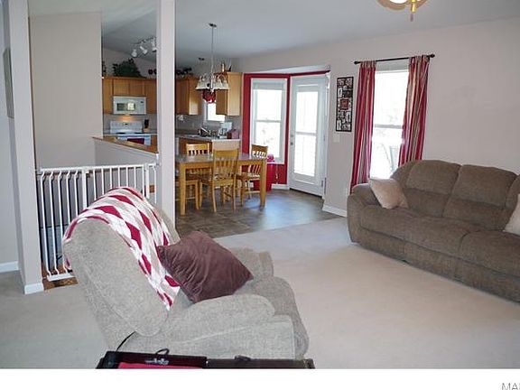 5th image of 27 Bucktail Dr