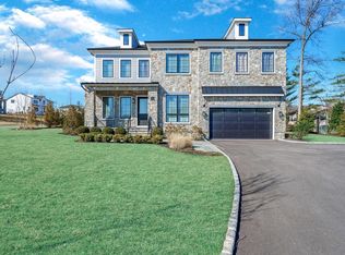 1 Sequoia Cir, Manhasset, NY 11030
