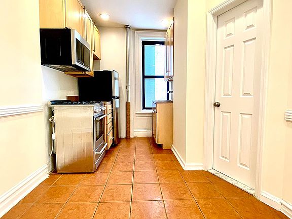 3rd image of 230 E 78th St APT 24