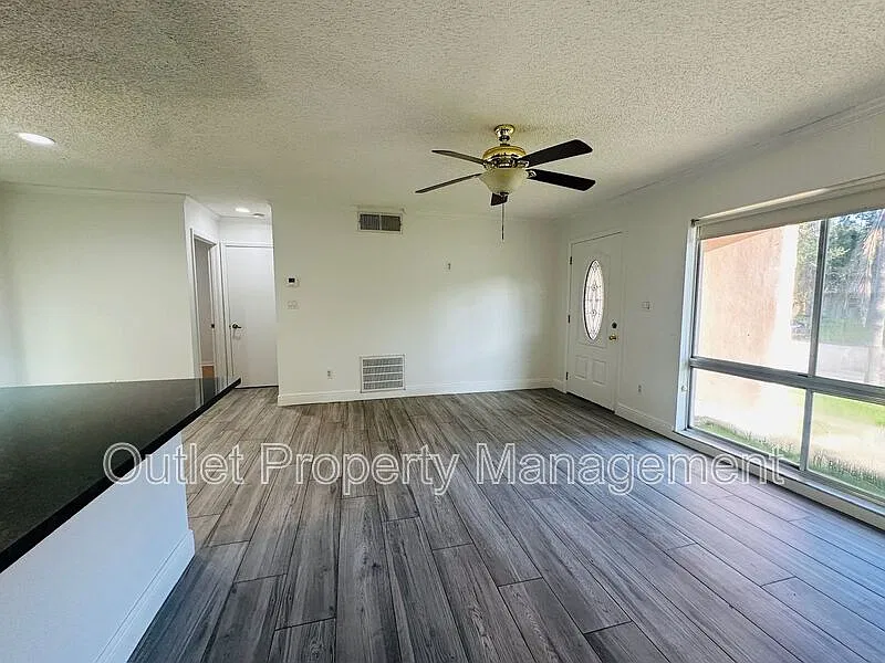 3 bed, 2.0 bath, 1368 sqft, $1,950 — Photo 3