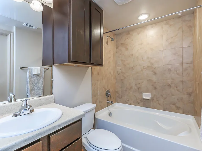 Midway Villas Apartments — Photo 44