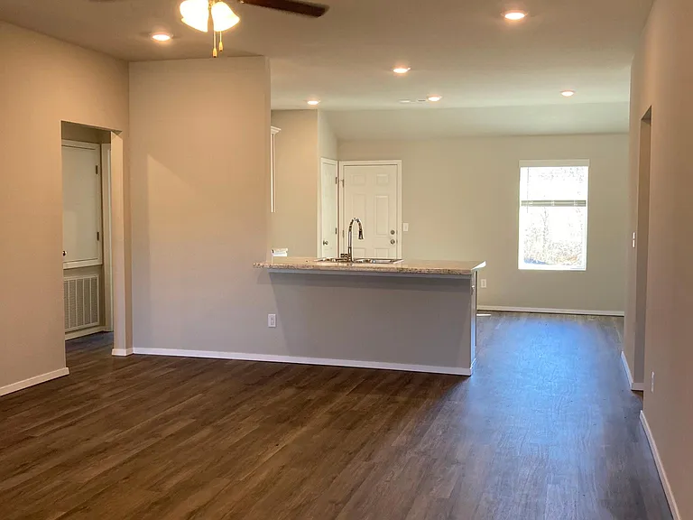 4303 Sackett Ave — Photo 2