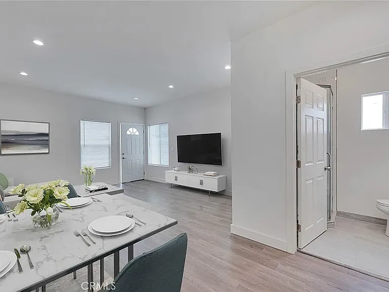 6744 Radford Ave — Photo 10