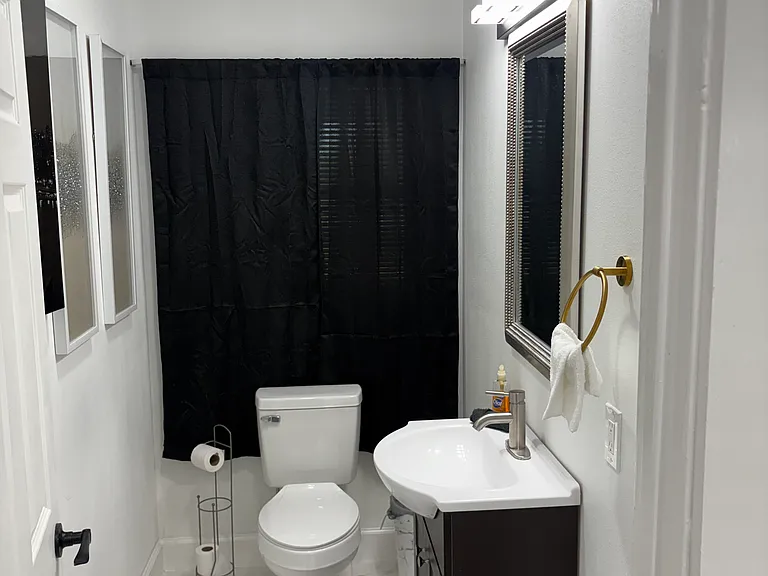 1820 N Macgregor Way — Photo 2