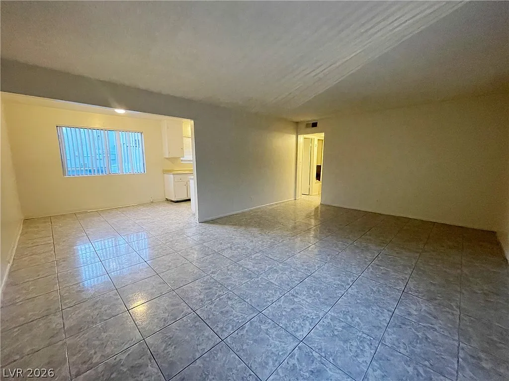 2 bed, 1.0 bath, 950 sqft, $890 — Photo 2