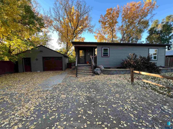 409 W 2nd St, Oacoma, SD 57365