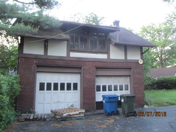 2nd image of 10214 Lake Shore Blvd