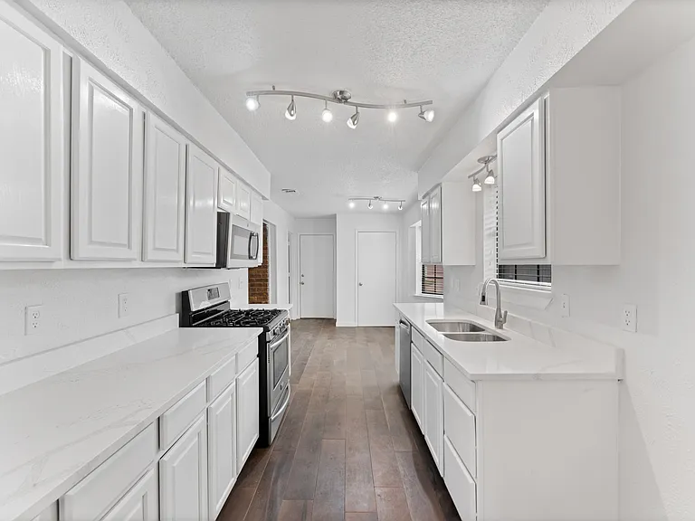 1224 Holt Ave — Photo 5