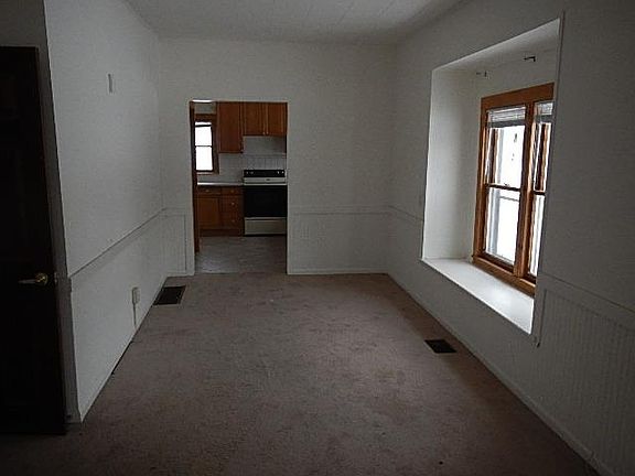 5th image of 922 Dakota St