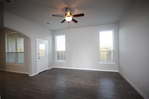 106 Lakeview Ct — Photo 4