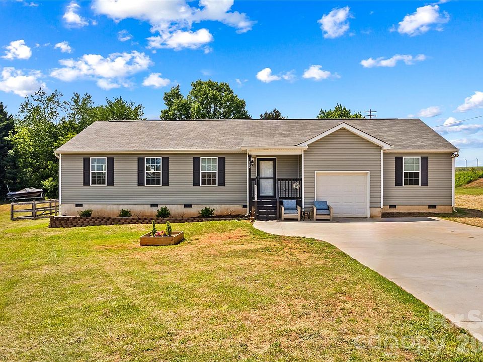 1st image of 104 Sandtrap Dr