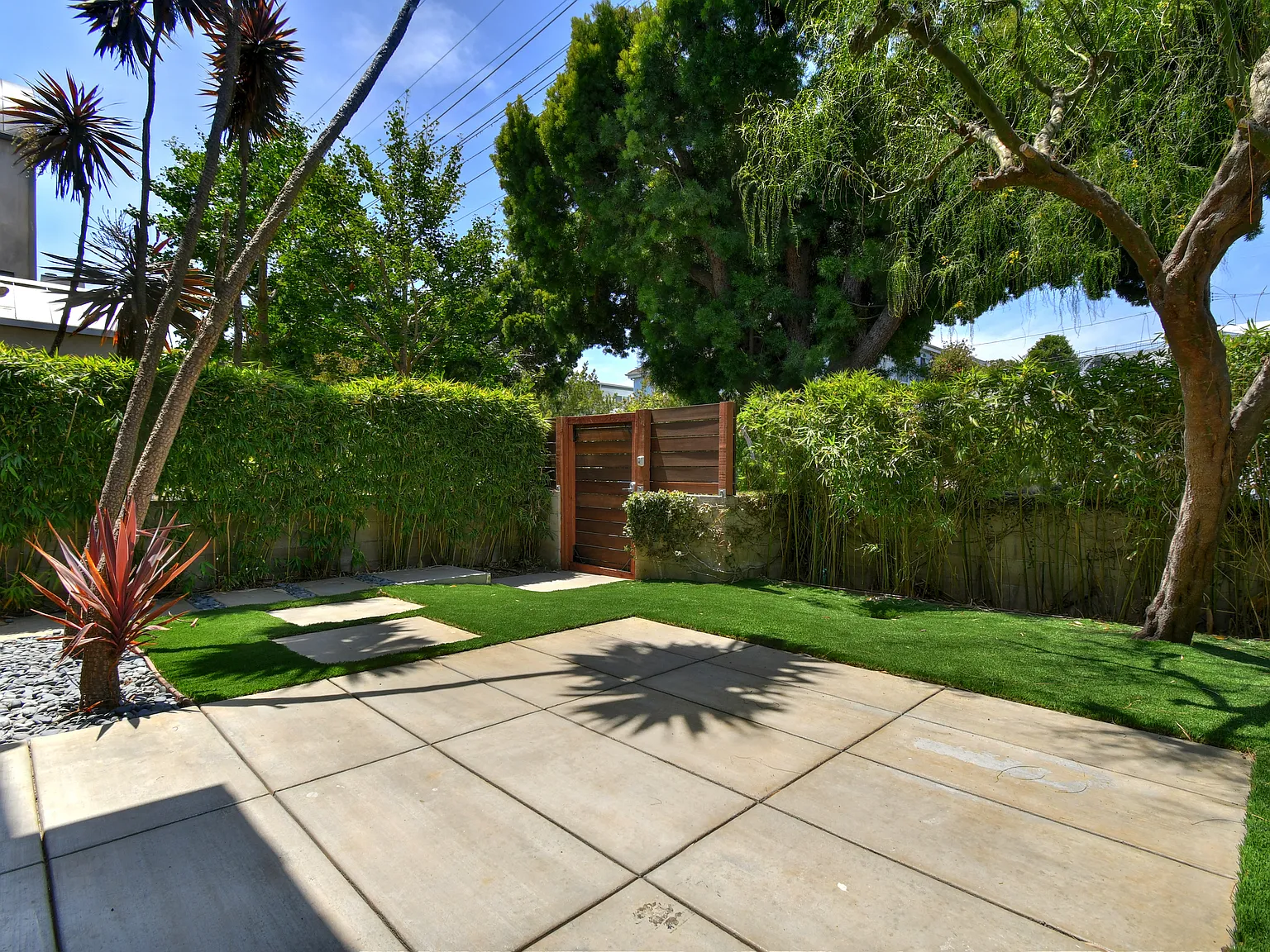 3 bed, 2.5 bath, 2200 sqft, $11,000 — Photo 2