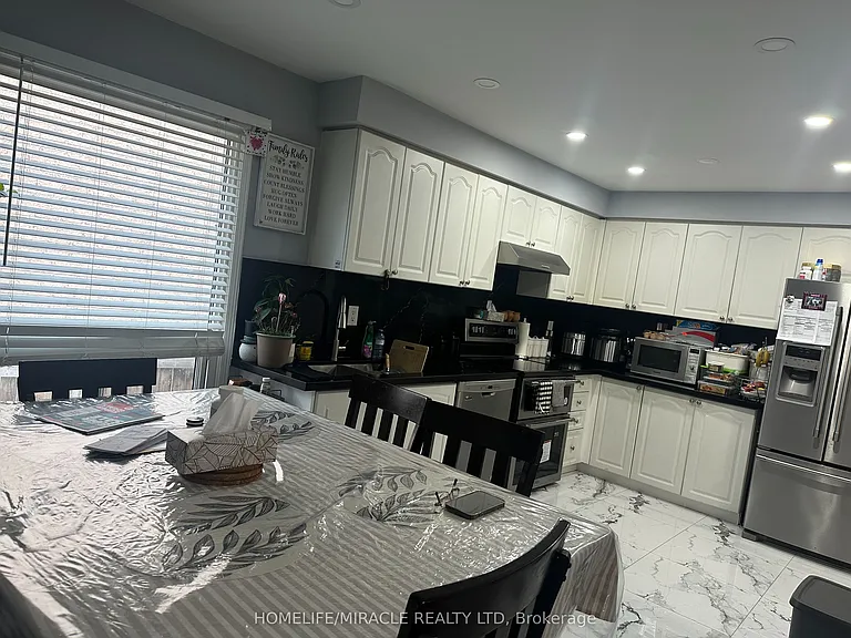 7200 Harding Cres — Photo 9