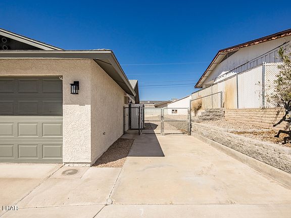 3rd image of 3293 Newport Dr