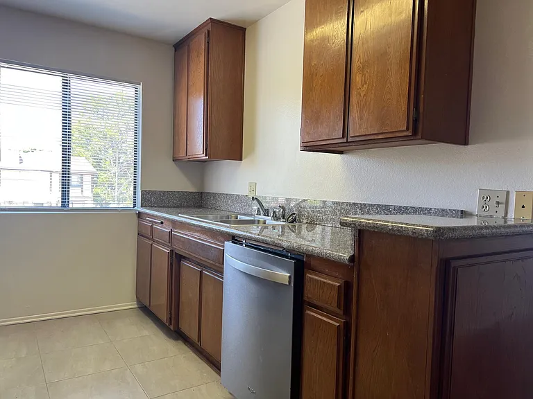 17302 Chatsworth St #7 — Photo 6