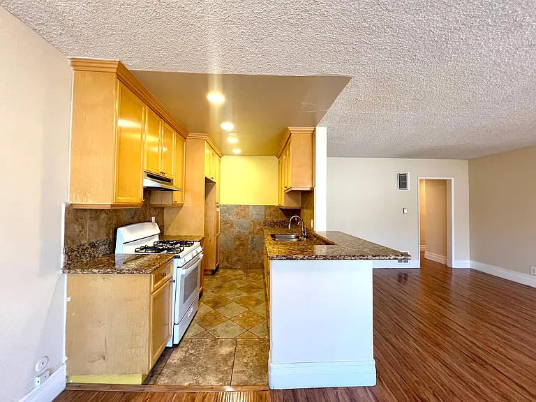 1035 Western Ave #4 — Photo 3