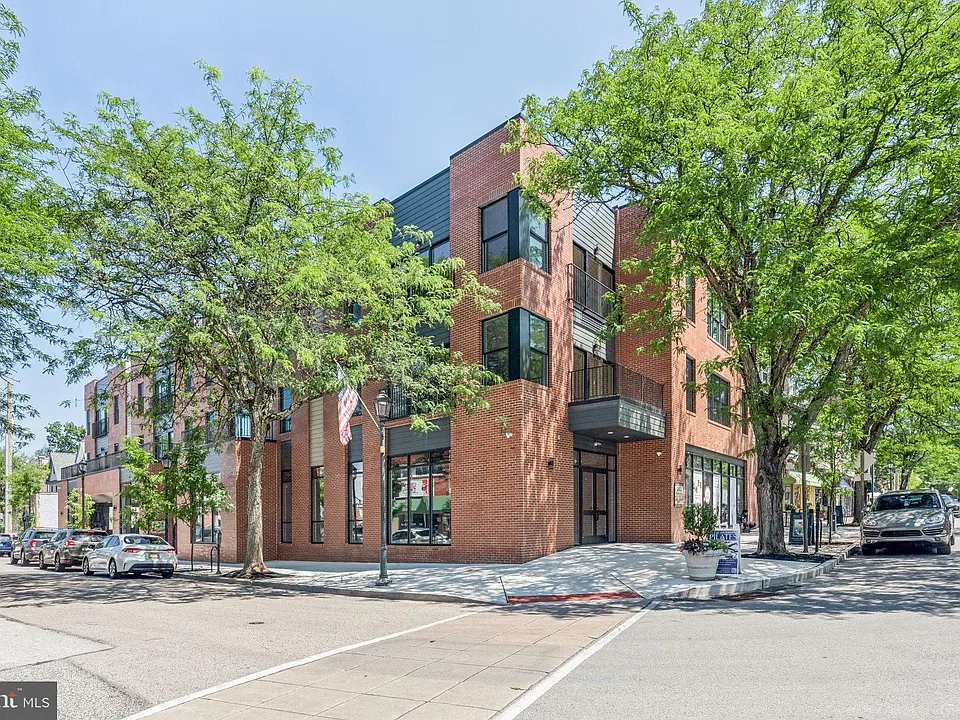 203 Haverford Ave #207