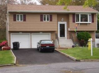 64 Elliot St, Islip, NY 11751