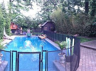 1082 Farm Rd, Secaucus, NJ 07094