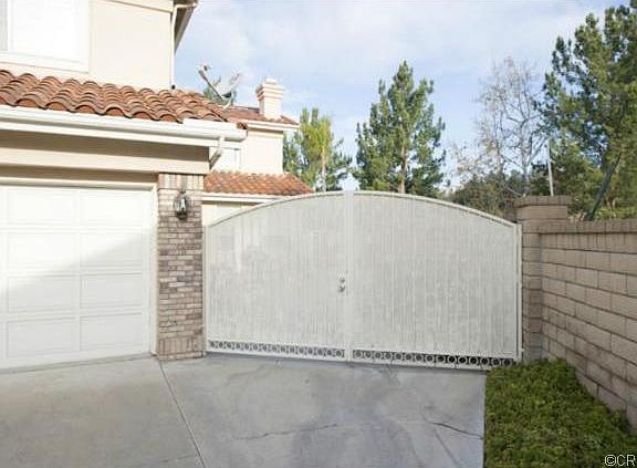 3rd image of 801 S Parkglen Pl