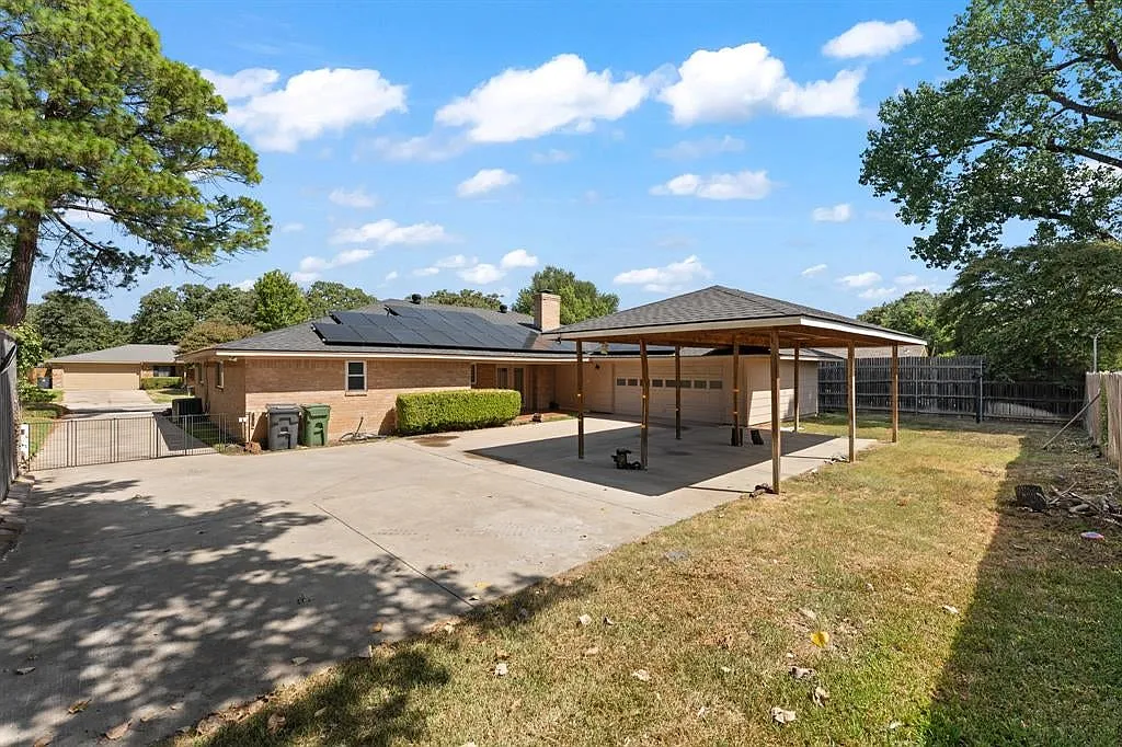 4 bed, 2.5 bath, 2344 sqft, $2,800 — Photo 4